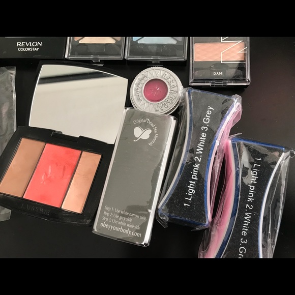 Random makeup bundle - Picture 4 of 5